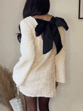 Minikleid aus Samt mit Pailletten und Schleife